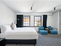 Peppers-Gallery-Hotel-Canberra_Peppers_Queen_With_Bath