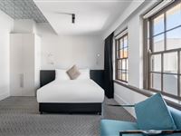 Peppers-Gallery-Hotel-Canberra_Peppers_Queen_With_Bath_2
